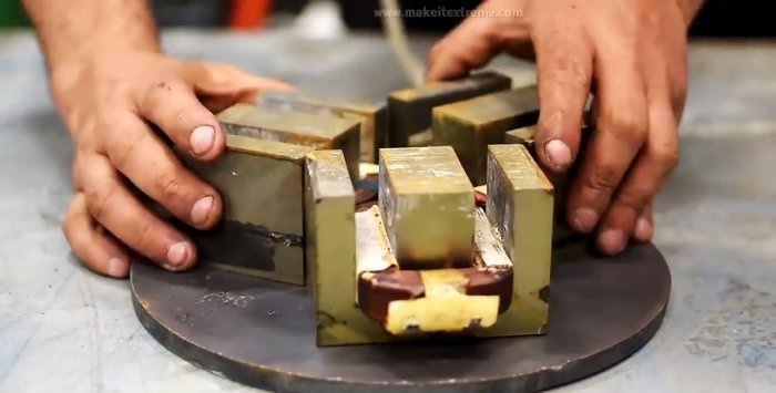 Powerful electromagnet from a microwave oven