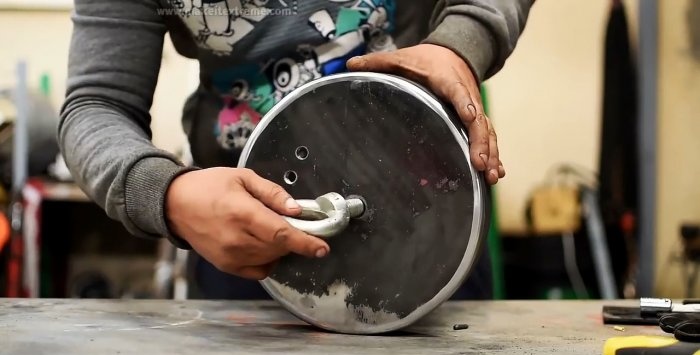 Powerful electromagnet from a microwave oven