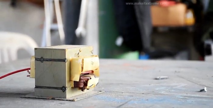 Powerful electromagnet from a microwave oven