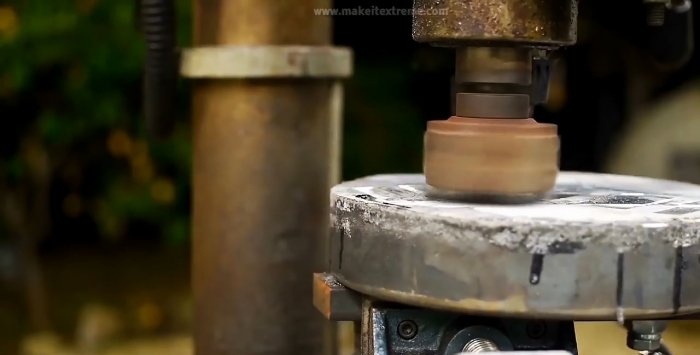 Powerful electromagnet from a microwave oven