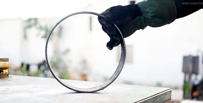 Powerful electromagnet from a microwave oven