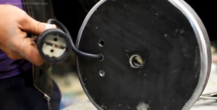 Powerful electromagnet from a microwave oven