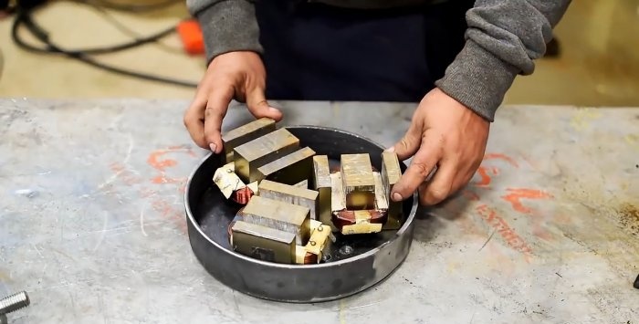 Powerful electromagnet from a microwave oven