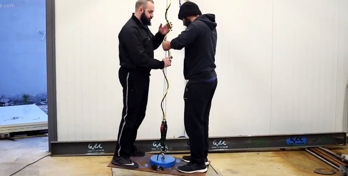 Powerful electromagnet from a microwave oven