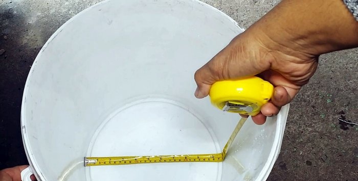 Praktický plastový kbelíkový naviják pro uložení zahradní hadice