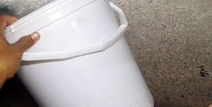 Convenient plastic bucket reel for storing garden hose