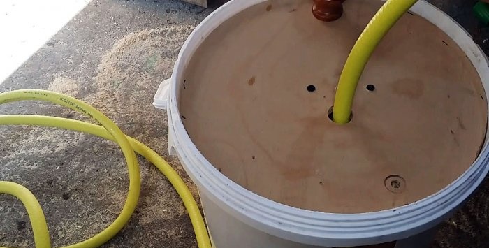 Convenient plastic bucket reel for storing garden hose