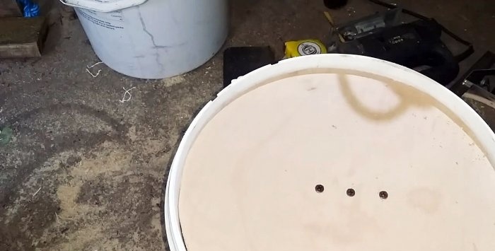Praktický plastový kbelíkový naviják pro uložení zahradní hadice