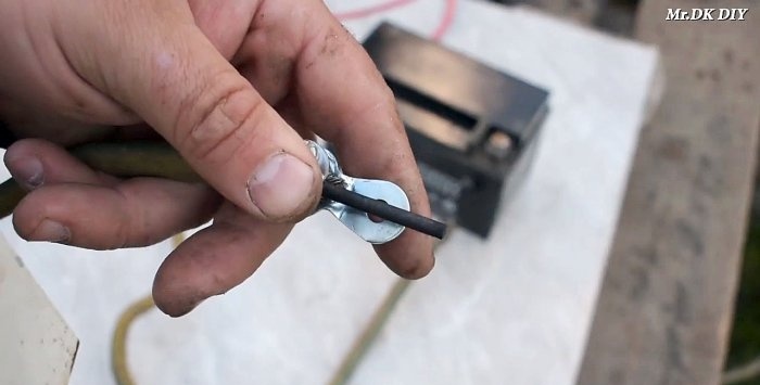 12 V welding machine mula sa isang baterya para sa hinang manipis na metal