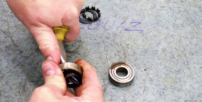 How to knock out a bearing race from the housing without special tools