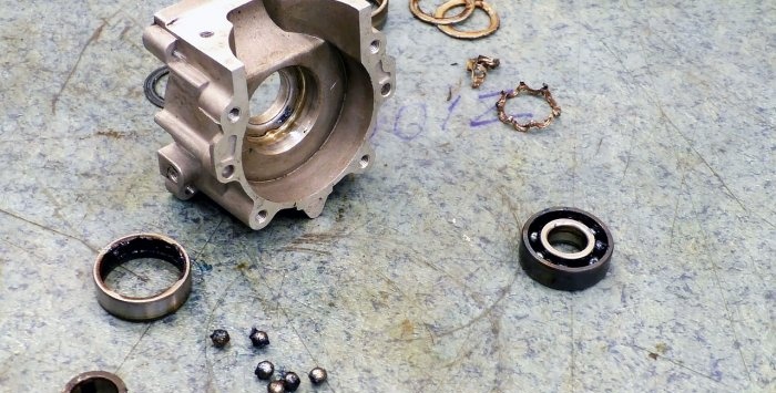 How to knock out a bearing race from the housing without special tools