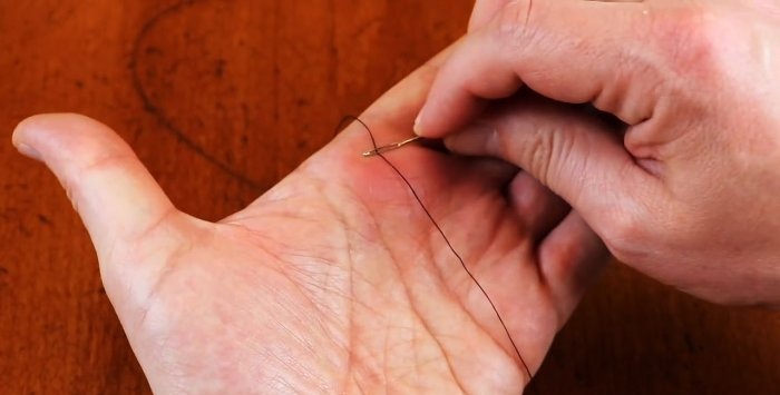 Una manera instantània d'enfilar una agulla sense cap eina