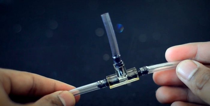 Hoe maak je een vacuümsealer van een injectiespuit?
