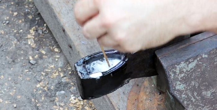 Come restaurare il manico di un'ascia usando la colla a caldo