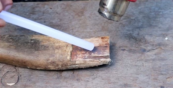 Comment restaurer un manche de hache avec de la colle chaude