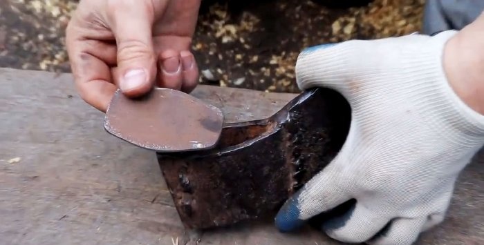 Comment restaurer un manche de hache avec de la colle chaude