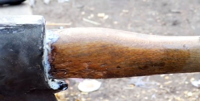 כיצד לשחזר ידית גרזן באמצעות דבק חם