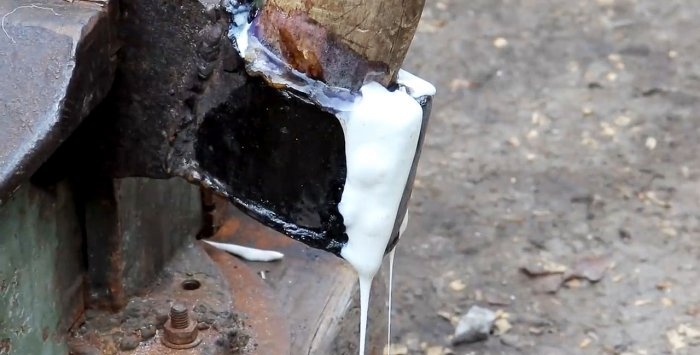 Cómo restaurar el mango de un hacha con pegamento caliente