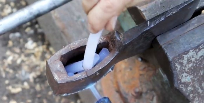 Como restaurar o cabo de um machado usando cola quente
