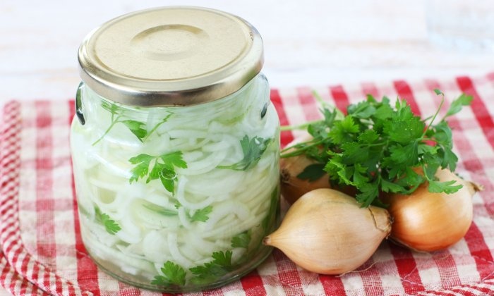 Cebollas en escabeche rápido para kebabs