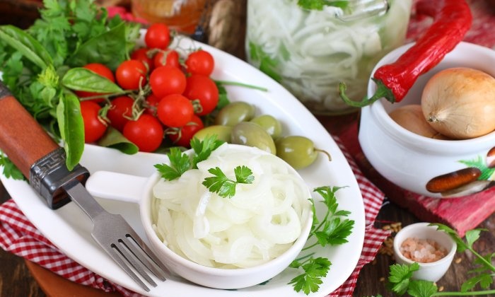 Cebollas en escabeche rápido para kebabs