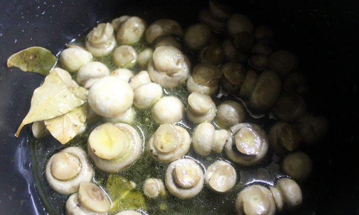 Cara memasak champignons yang diperap dalam 15 minit