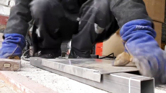 كيفية ثني صفيحة فولاذية بالتساوي بدون ثني