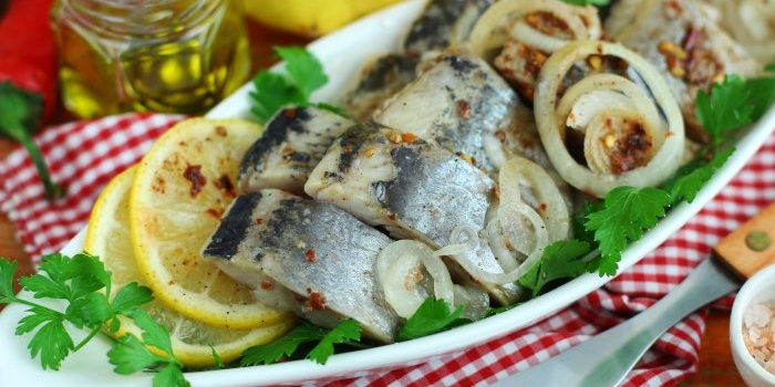 Baharat ve limon ile bir kavanozda marine edilmiş ringa balığı