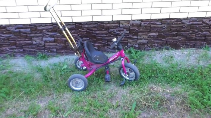 Standaard voor een haakse slijper gemaakt van het handvat van een kinderfiets