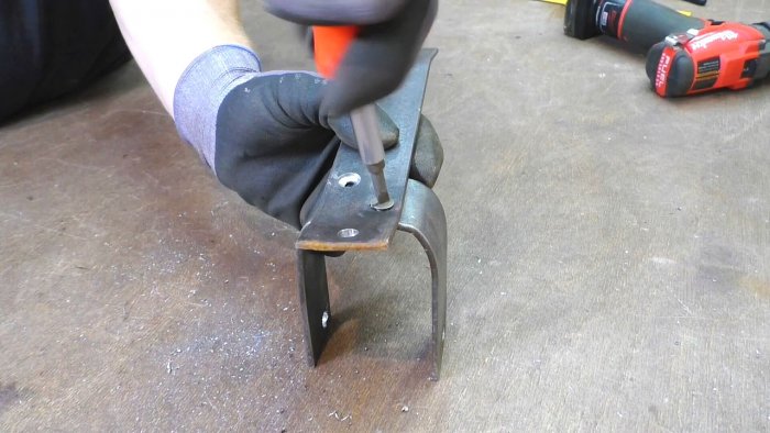 Stativ för en vinkelslip gjord av handtaget på en barncykel