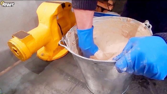 Hoe maak je een minismelter voor het smelten van aluminium uit een emmer en gips