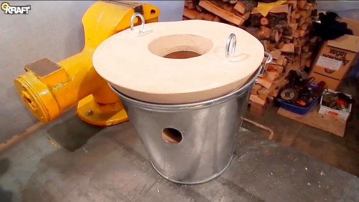 Cómo hacer una mini fundición para fundir aluminio a partir de un balde y yeso