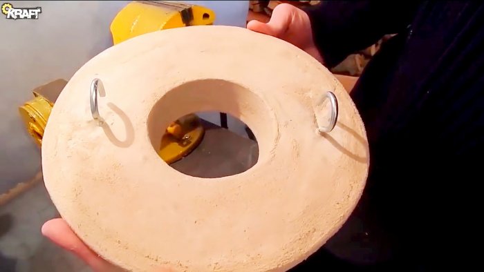 How to make a mini smelter for melting aluminum from a bucket and plaster