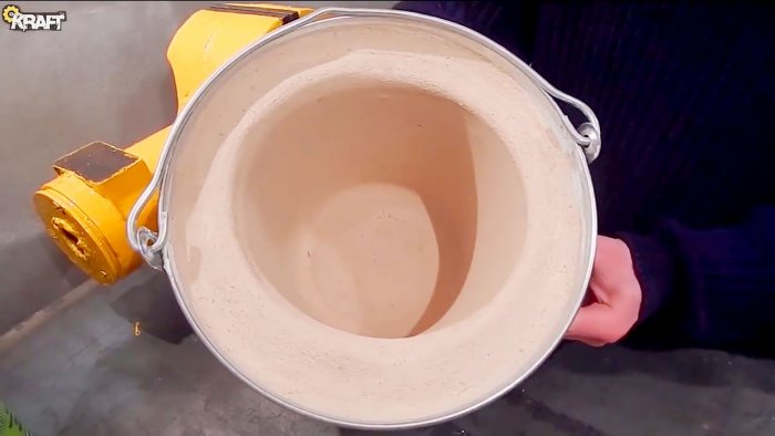 How to make a mini smelter for melting aluminum from a bucket and plaster