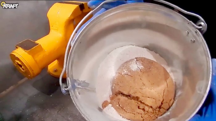 How to make a mini smelter for melting aluminum from a bucket and plaster
