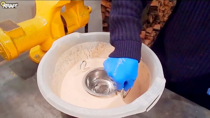 How to make a mini smelter for melting aluminum from a bucket and plaster