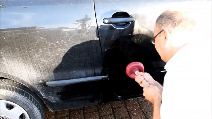 Како лако поправити удубљење на аутомобилу помоћу кључале воде и клипа