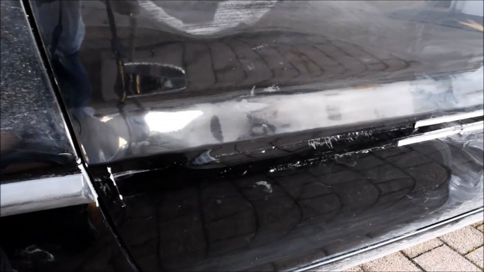 So reparieren Sie ganz einfach eine Delle an einem Auto mit kochendem Wasser und einem Kolben