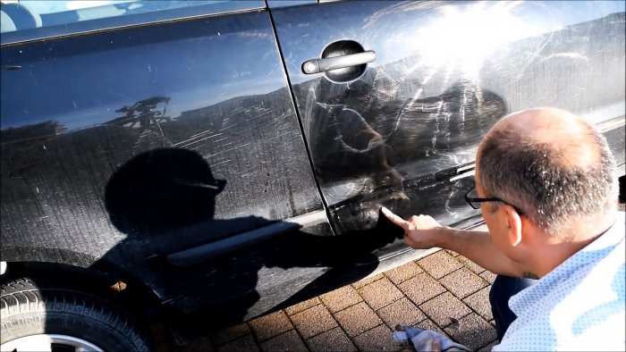 Hoe je eenvoudig een deuk in een auto kunt repareren met kokend water en een zuiger