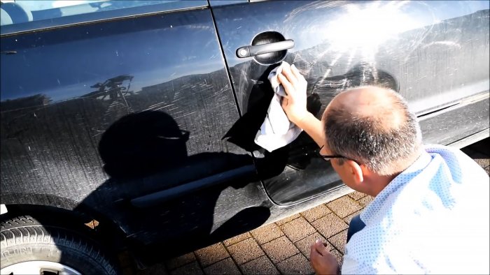 Come riparare facilmente un'ammaccatura su un'auto utilizzando acqua bollente e uno stantuffo