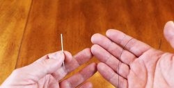 Una manera d'enfilar una agulla a l'instant sense cap eina