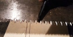 Hoe nieuwe tanden op een oude zaag te snijden en te slijpen
