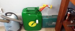Isang mahusay na paggamit lamang para sa isang canister: isang kaso para sa isang watering hose