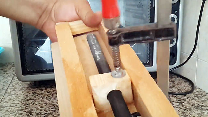 Cómo hacer un mango cómodo para herramientas con tapas de botellas de PET