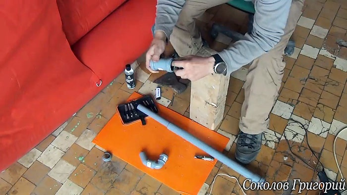 Comment fabriquer une pompe à main pour pomper l'eau des tuyaux en PVC