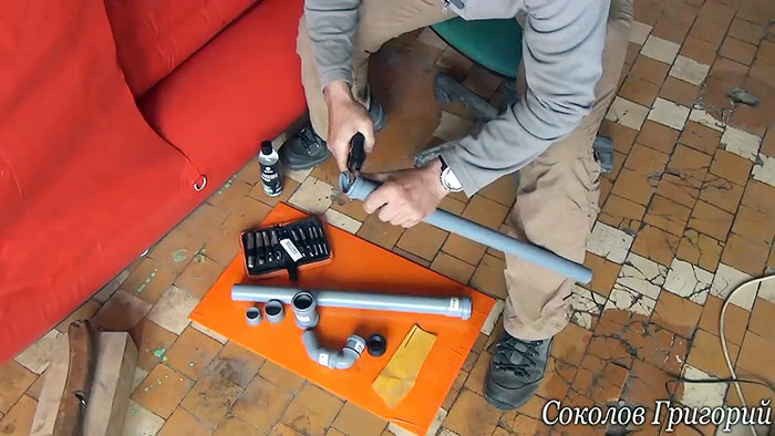 Hur man gör en handpump för att pumpa vatten ur PVC-rör