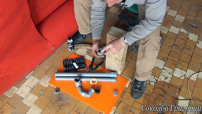 Como fazer uma bomba manual para bombear água de tubos de PVC