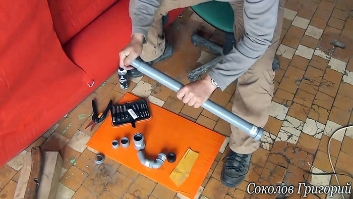 Como fazer uma bomba manual para bombear água de tubos de PVC