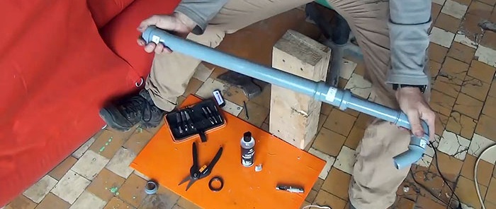 Sådan laver du en håndpumpe til at pumpe vand ud af PVC-rør