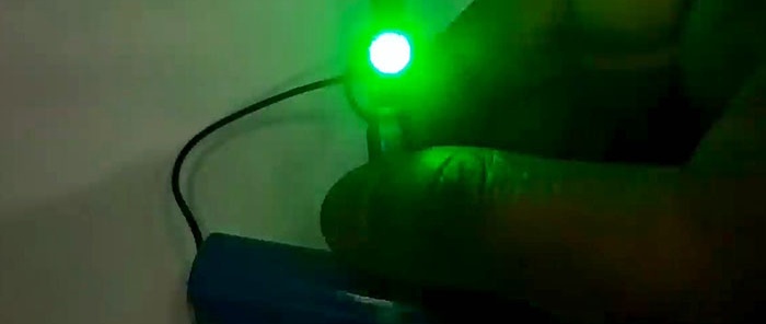 LED blykstė ant optinės jungties